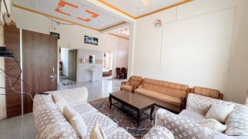 3 BHK with balcony + Mountain View | Zona de estar | Una televisión LED