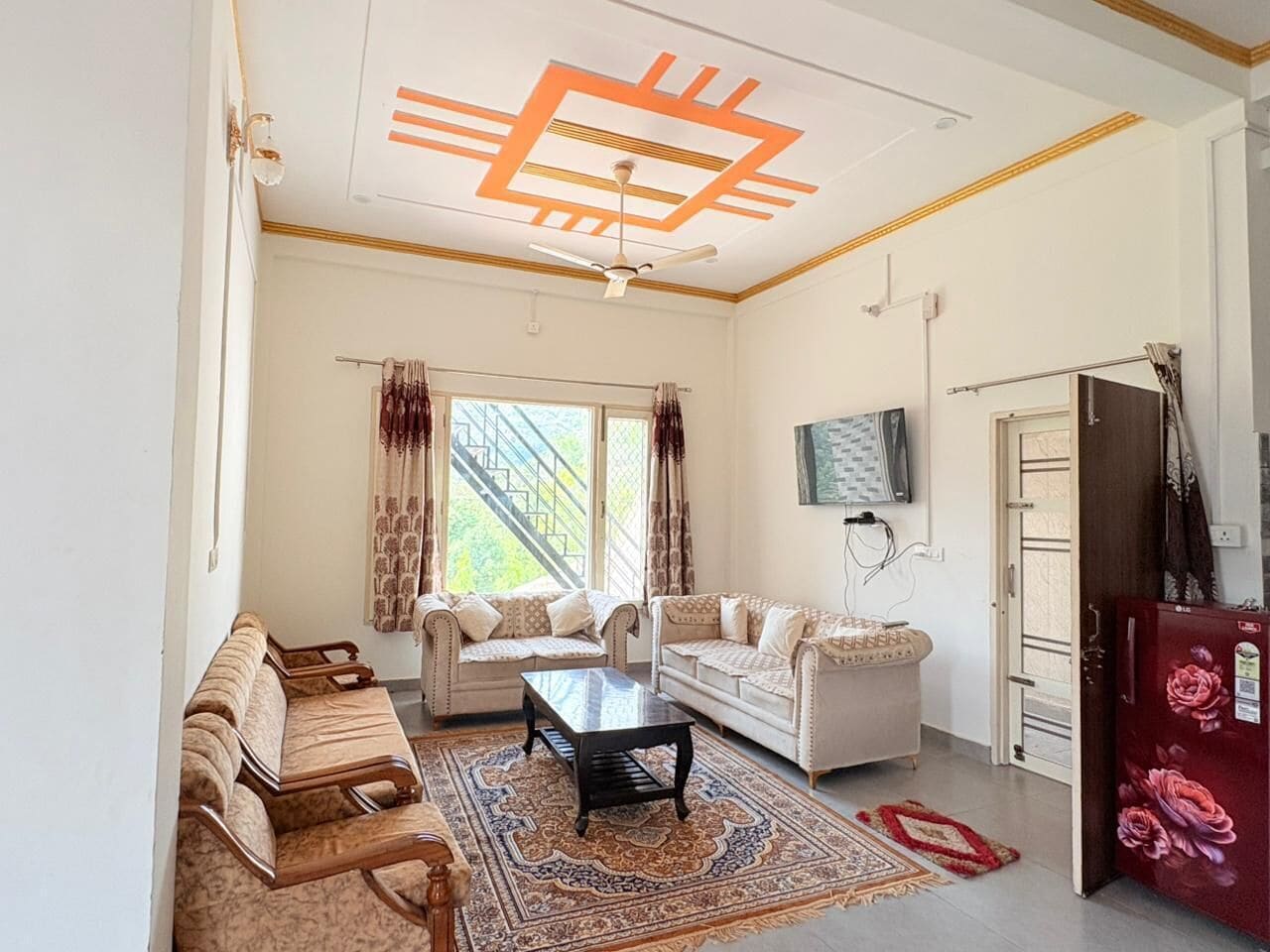 3 BHK with balcony + Mountain View | Oppholdsområde | LED-TV