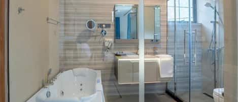 Deluxe-Doppelzimmer, Balkon | Badezimmer