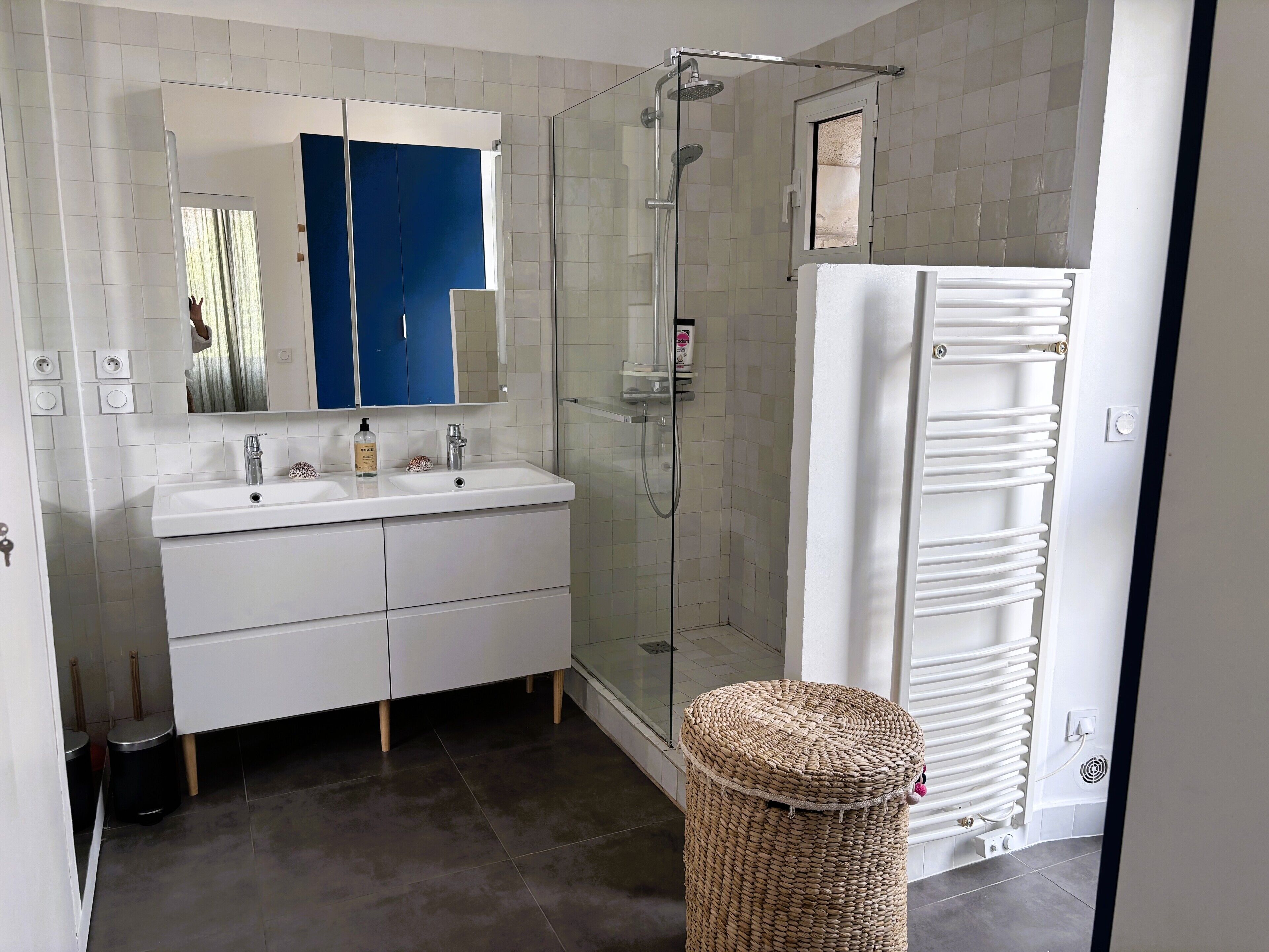 Een douche, een haardroger, handdoeken, zeep
