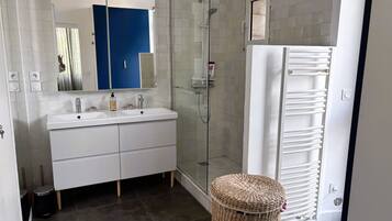Een douche, een haardroger, handdoeken, zeep