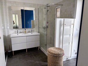 Chuveiro, secador de cabelo, toalhas de banho, sabonete