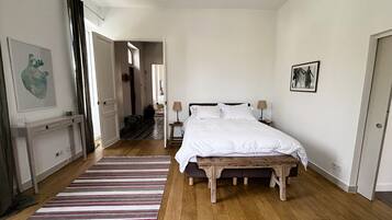 Een strijkplank/strijkijzer, wifi, beddengoed
