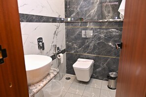 Executive Room | Bathroom | Free toiletries, towels, soap, shampoo - Hotel Vatsa Residency (Varanasi)