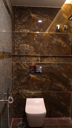 Chambre familiale | Salle de bain | Articles de toilette (gratuits), serviettes fournies, savon, shampooing