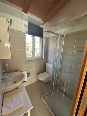 Hair dryer, towels, soap, toilet paper - Bright studio, just steps to the lake (Ascona)