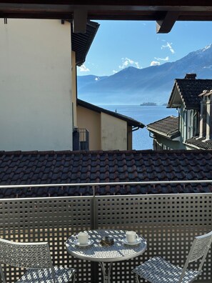 Outdoor dining - Bright studio, just steps to the lake (Ascona)