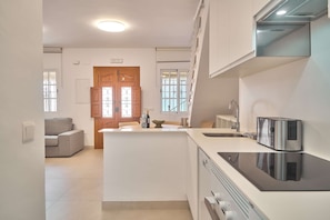 Kühlschrank, Mikrowelle, Ofen, Geschirrspüler