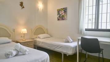 2 slaapkamers, gratis babybedden, beddengoed