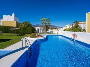 Une piscine offrant une vue dégagée sur les montagnes en arrière-plan.