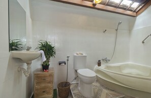 Towels, soap, toilet paper - a traditional old-style Balinese homestay in the centre of Ubud (Gianyar)