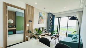 Un salon moderne avec un coin repas, de grandes fenêtres et une vue sur le paysage.