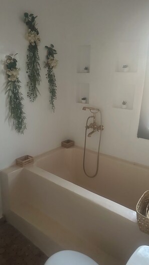 تجهيزات دش، مجففات شعر، مناشف، ورق حمّام