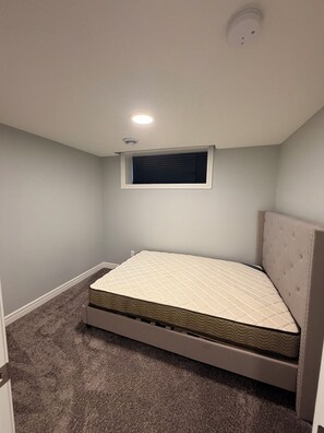 Room - Prime Location 2 bedroom Basement Suite ideal for families and groups. (Edmonton)