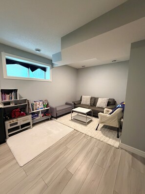 Interior - Prime Location 2 bedroom Basement Suite ideal for families and groups. (Edmonton)