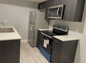 Private kitchen - Prime Location 2 bedroom Basement Suite ideal for families and groups. (Edmonton)