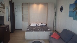 Iron/ironing board, bed sheets - Garden-level accommodation with private terrace facing the sea! (Fréjus)