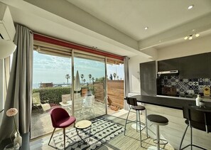 Interior - Garden-level accommodation with private terrace facing the sea! (Fréjus)