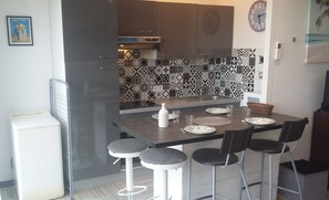 Private kitchen - Garden-level accommodation with private terrace facing the sea! (Fréjus)