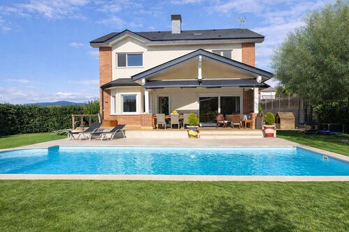 Charming pool villa near Barcelona - Walk to shops
