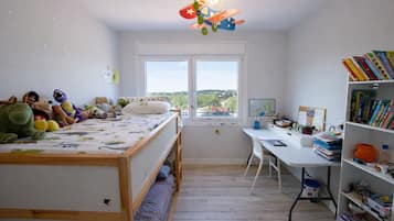 3 slaapkamers, een strijkplank/strijkijzer, gratis wifi, beddengoed