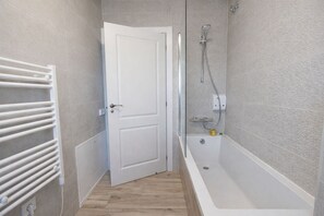 Douche, sèche-cheveux, serviettes fournies