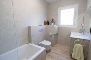 Douche, sèche-cheveux, serviettes fournies