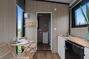 Refrigerador, microondas, parrilla de estufa y tetera eléctrica 