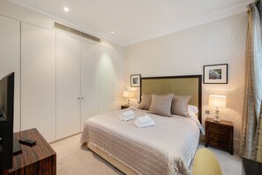 3 bedrooms, desk, iron/ironing board, travel cot - The South Kensington Terrace 3BR with AC (London)