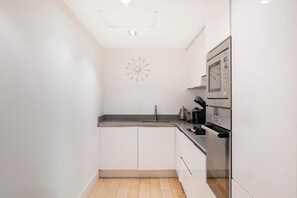 Réfrigérateur, un four, surface de cuisson, lave-vaisselle