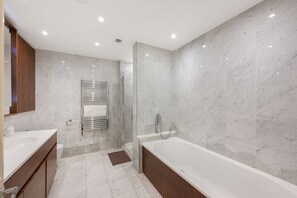 Douche, sèche-cheveux, serviettes fournies, savon