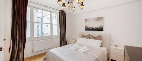 3 bedrooms, desk, iron/ironing board, travel crib