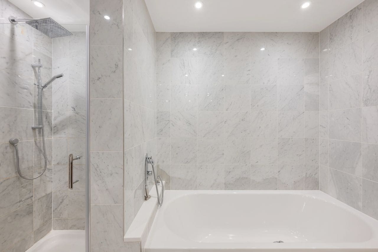 Een douche, een haardroger, handdoeken, zeep