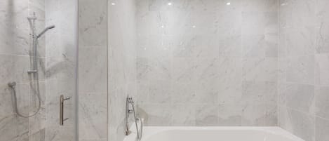 Dusche, Haartrockner, Handtücher, Seife