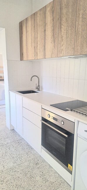 Microwave, oven, stovetop - Studio Elster - Ground Floor Self contained studio, walk to beach, train, shops (Elsternwick)