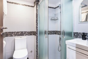 Departamento, 1 cama matrimonial y sofá cama, cocineta, vista al mar | Baño | Regadera, regadera tipo lluvia, amenidades de baño gratuitas 