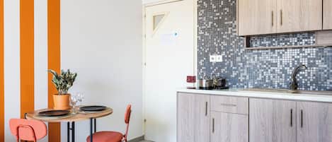 Appartement, 1 lit double et 1 canapé-lit, coin cuisine, vue mer | Restauration dans la chambre