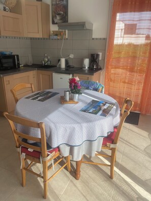 Dining - Seaside studio with terrace (Tréveneuc)