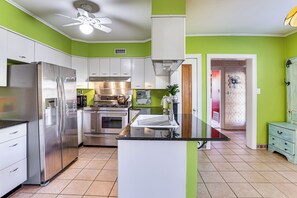 Fridge, microwave, stovetop, coffee/tea maker - ‘Artists’ Nest’ Unique Home 2 Mi to Dtwn Longview! (Longview)