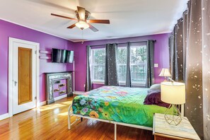 2 bedrooms, desk, iron/ironing board, Internet - ‘Artists’ Nest’ Unique Home 2 Mi to Dtwn Longview! (Longview)