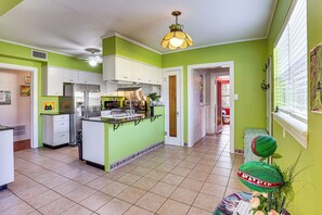 Fridge, microwave, stovetop, coffee/tea maker - ‘Artists’ Nest’ Unique Home 2 Mi to Dtwn Longview! (Longview)