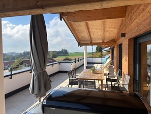 Outdoor dining - Penthouse apartment with panoramic views (Schnaitsee)