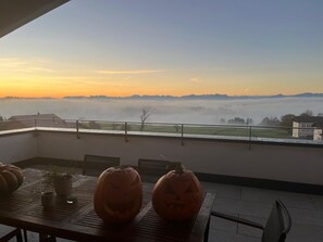 Outdoor dining - Penthouse apartment with panoramic views (Schnaitsee)