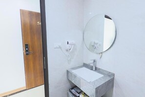 Family Room, City View | Bathroom - One Villa Hotel 3 (Ha Noi)