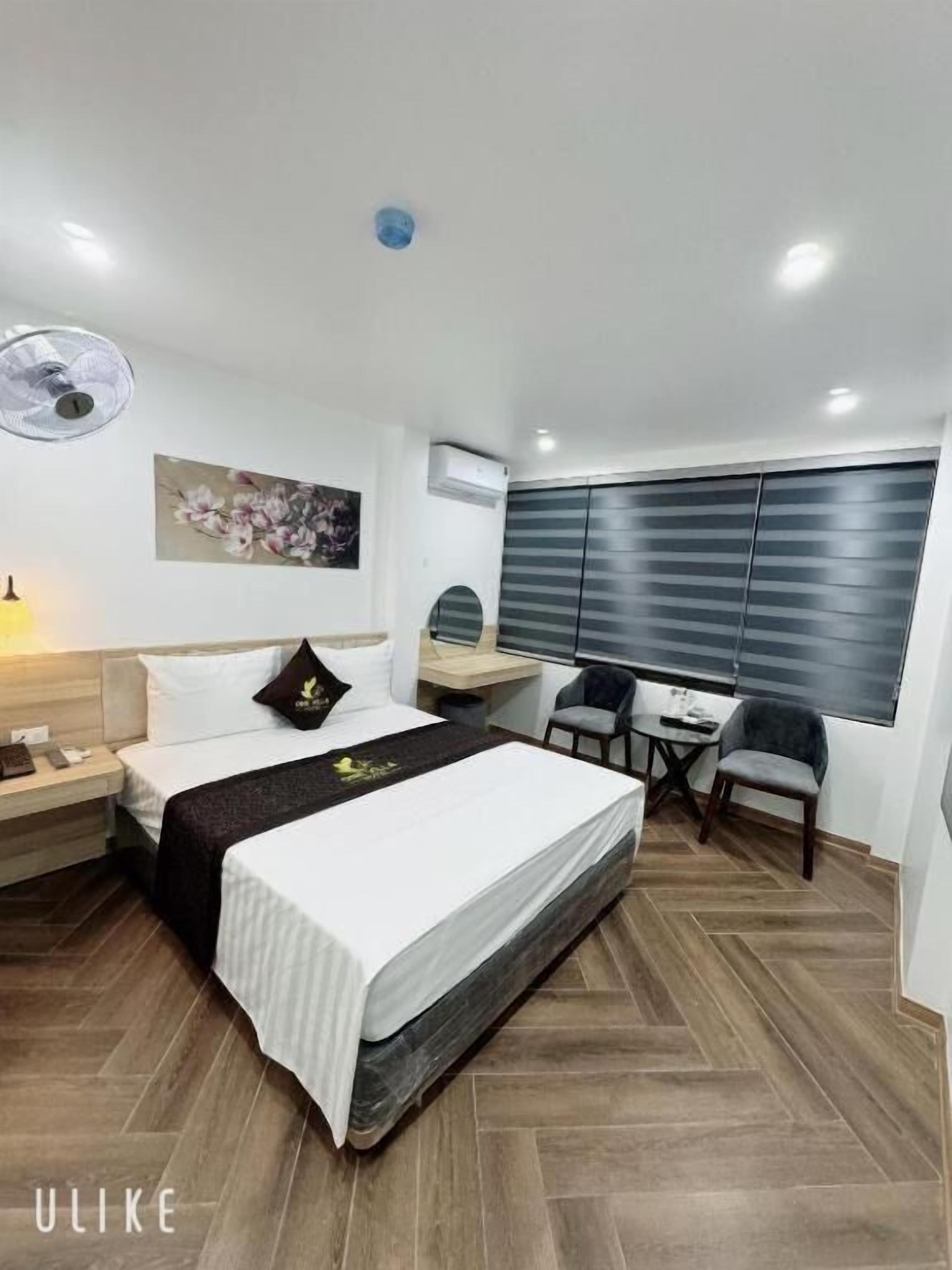 Kamar Double Standar, pemandangan kota