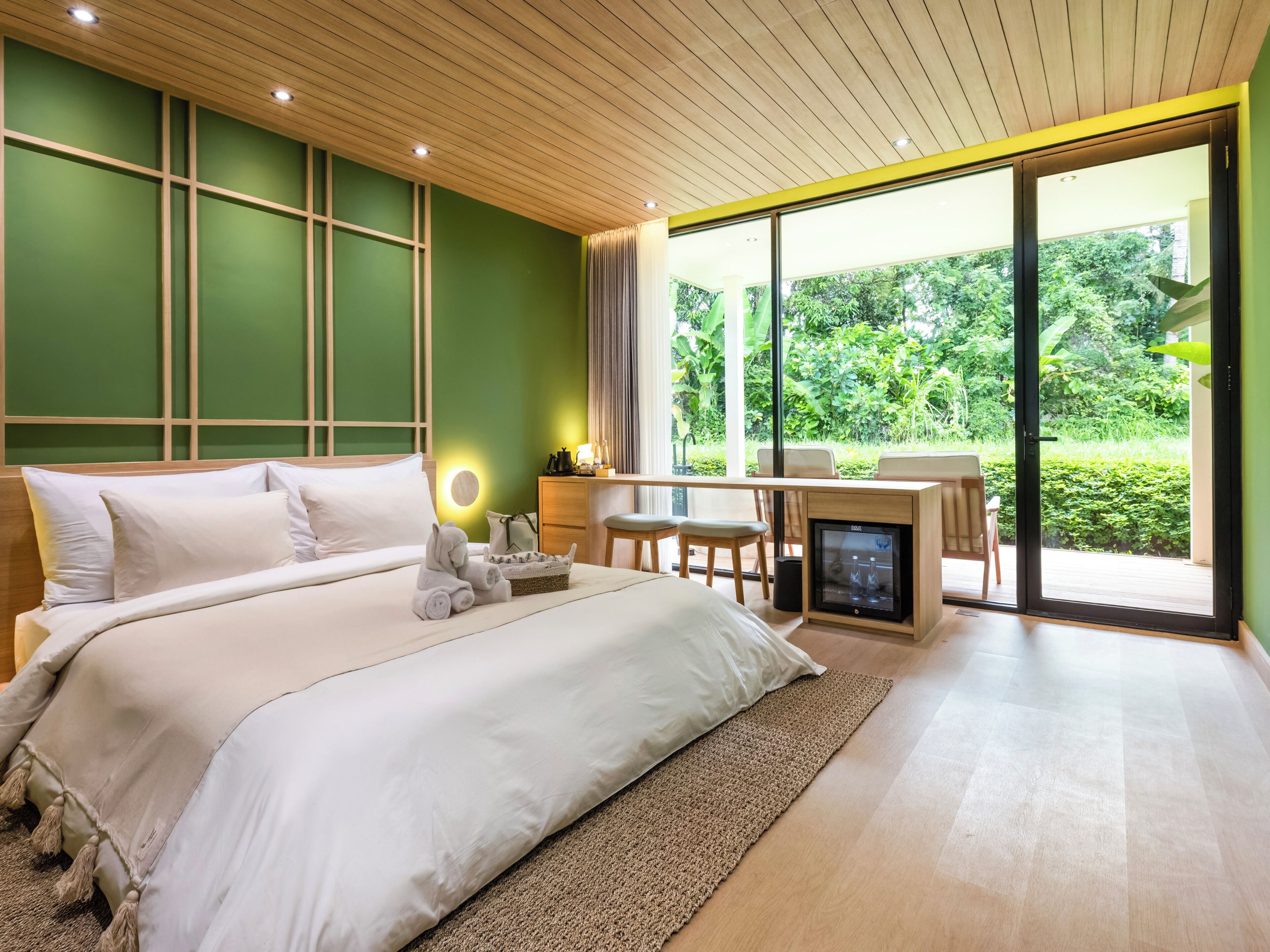 Executive Room, 1 King Bed, Garden View | Premium bedding, minibar, in-room safe, desk