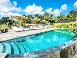 Outdoor pool, pool umbrellas, pool loungers - Tanada Resort  (Ubud)