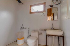 Shower, soap, shampoo, toilet paper - Swastika aashiyana tree house  (Banjar)