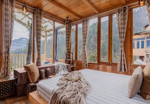 Premium-telttamajoitus, vuoristonäköala