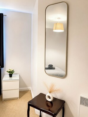 Shared Dormitory, 1 Bedroom | Interior - Room-deluxe En-suite Room w Fastwifi, Fr (Wolverhampton)
